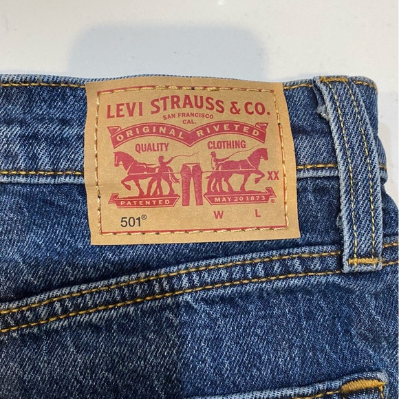 Levi’s 501 NEW denim cutoff shorts size 26, dark wash distressed grunge look - Picture 5 of 7